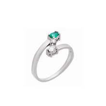 ANEL DE DIAMANTES E ESMERALDA EM OURO BRANCO